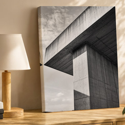 Toile d'une structure architecturale saisissante avec des formes géométriques audacieuses faites d'art mural en béton brut capturé dans une toile noire à contraste élevé