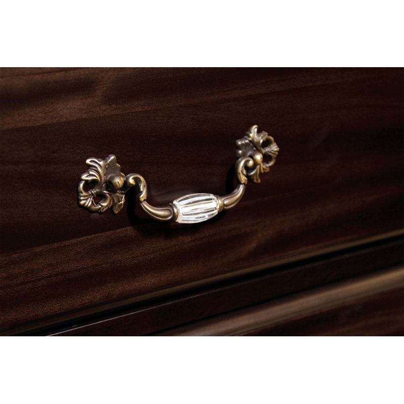 Table de chevet traditionnelle en noyer foncé avec 3 tiroirs, fabrication en bois massif et poignées en laiton antique pour un rangement élégant dans la chambre à coucher