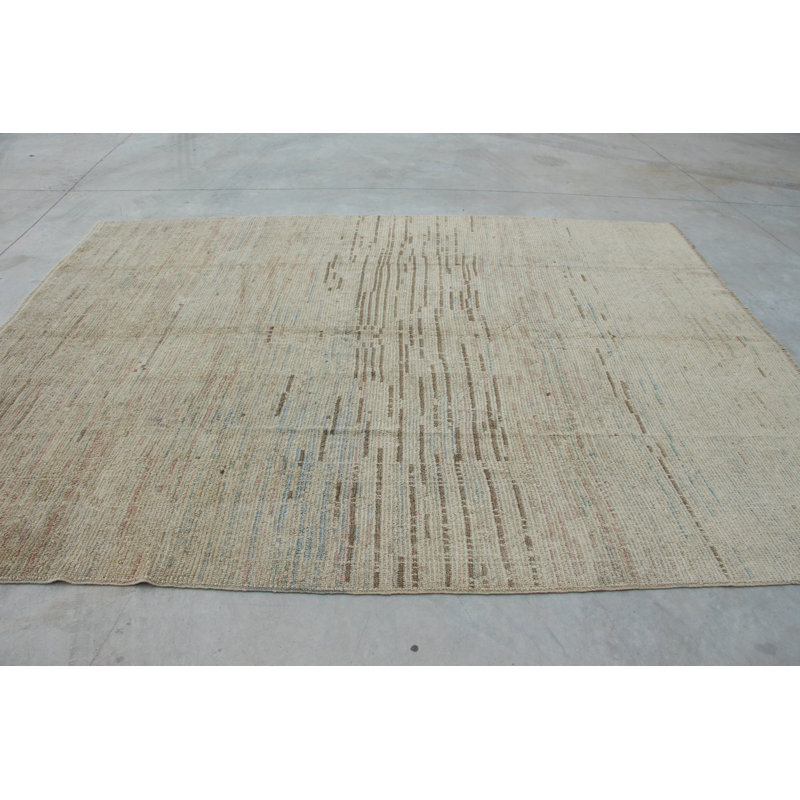 Tapis turc tissé à la main en laine beige pour une touche élégante et confortable dans votre salon ou votre chambre à coucher