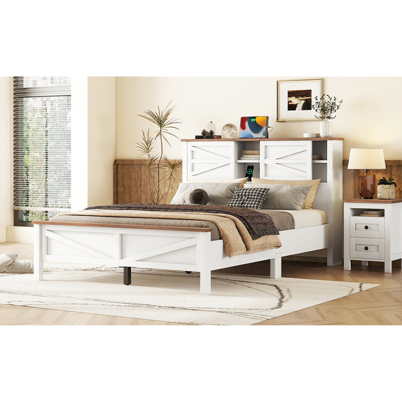 Grand lit rustique en bois avec porte de grange coulissante double et panneau de chargement, support à lattes stable, plateforme blanche en point de taille