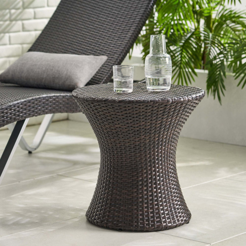 Élégante table d'appoint d'extérieur en osier avec structure en aluminium durable, parfaite pour une utilisation intérieure et extérieure, aucun assemblage requis.