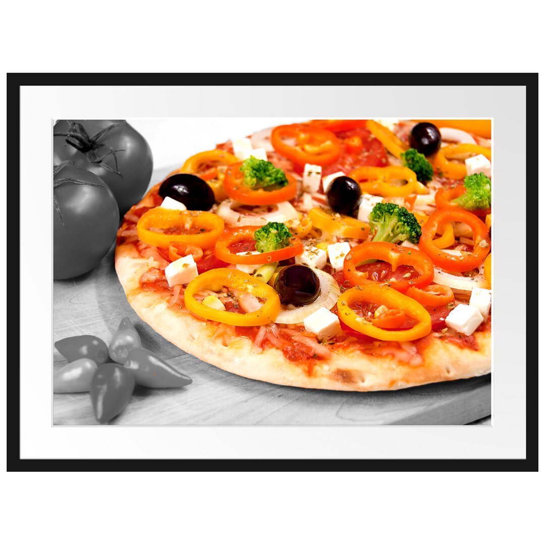 Gerahmtes Poster Pizza mit Oliven und Hirtenkäse