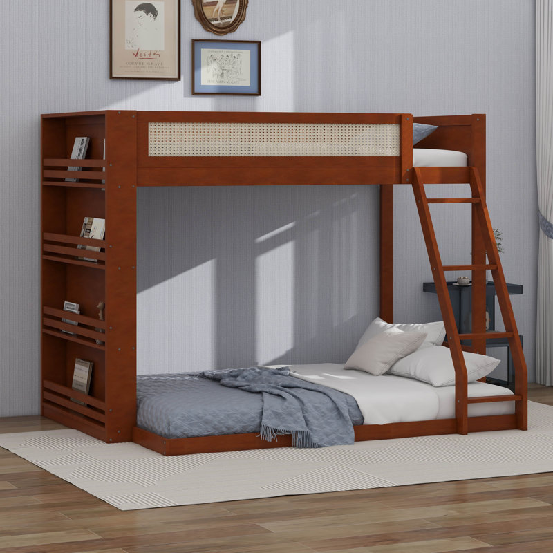 Lit superposé simple au-dessus d'un lit double avec tablette de rangement latérale et lit superposé en bois léger avec échelle intégrée et garde-corps