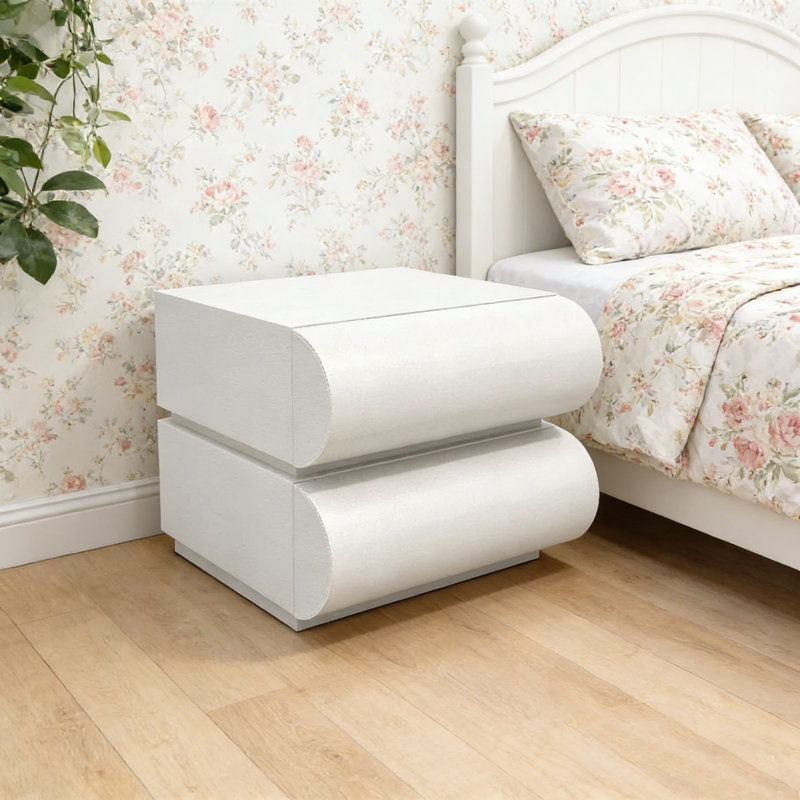 Table de chevet haut de gamme à trois tiroirs de 19,7 pouces de style blanc chaud français, table d'appoint de salon, armoire en cuir pleine fleur en microfibre