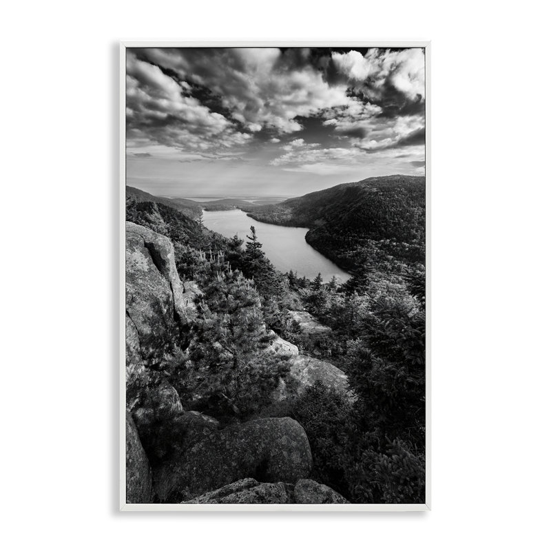 «Regardant au-dessus des falaises», art de la giclée encadrée par Rick Berk, Estampe numérique encadrée blanc bord de mer