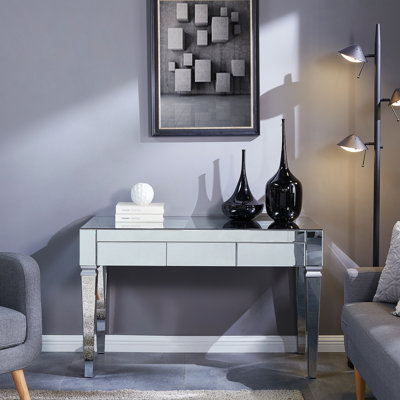Bureau à miroir Darien avec finition glam argent, surfaces réfléchissantes et amplement de rangement pour un bureau à domicile sophistiqué.