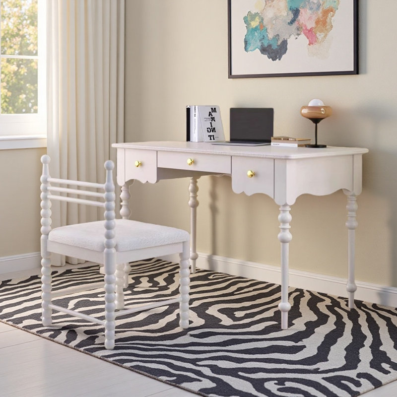 Ensemble de bureau et de chaises en bois massif de style français