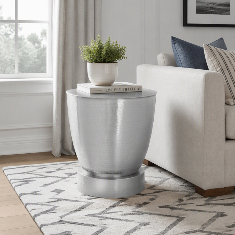 Table d'appoint contemporaine en forme de C avec base en métal chromé, idéale pour le salon et la chambre à coucher