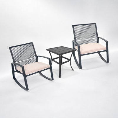 Ensemble bistro extérieur en métal pour deux personnes avec table à bascule et coussins résistants aux intempéries pour se détendre.