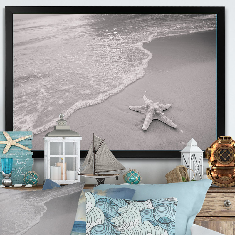 Étoile de mer noire et blanche sur la plage - reproduction sur toile, H 24 po x l 36 po x P 1 po, Cadre d'angle fermé noir