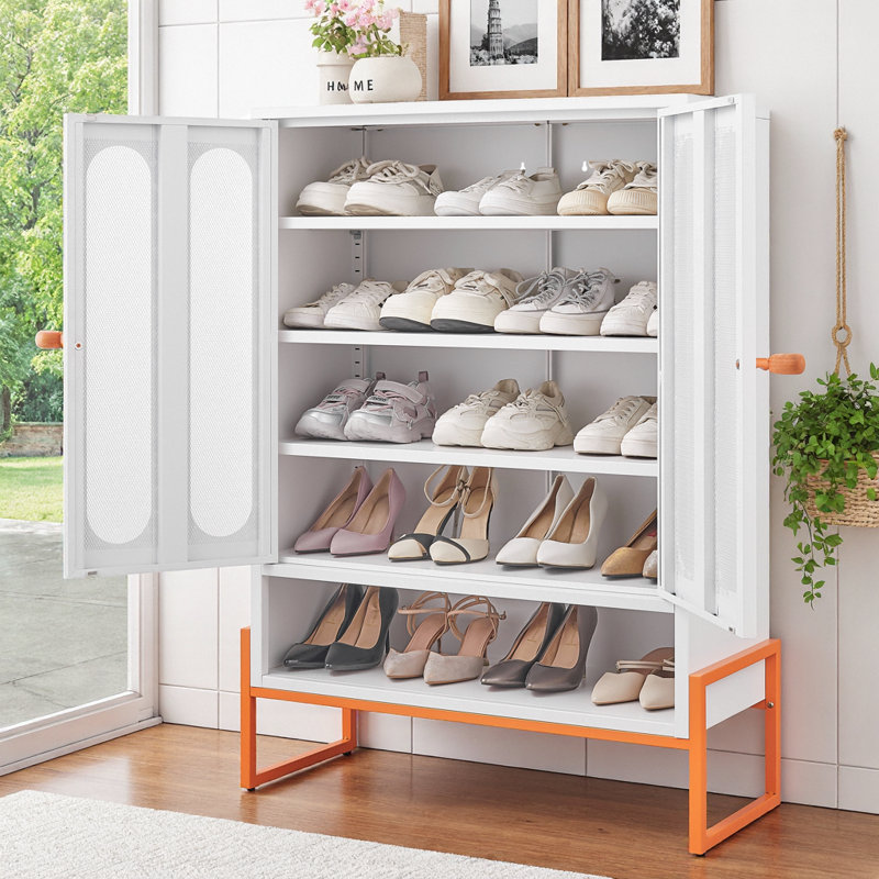 Armoire à chaussures 46 po en métal blanc moderne avec portes en filet, rangement mural ou autoportant pour l'entrée, pieds surélevés de 15 po, tablettes réglables magnétiques, compatible avec l'aspirateur robot