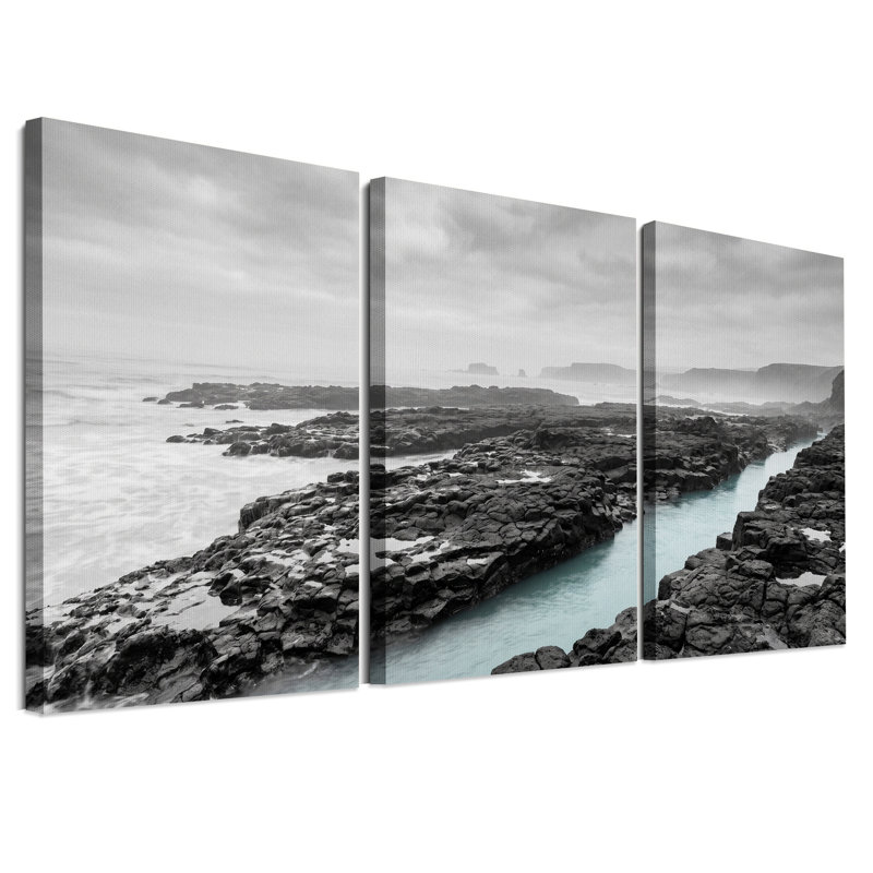 Ensemble de 3 toiles murales représentant une côte rocheuse en noir et blanc avec des touches turquoise, 36"H x 24"W x 3pcs
