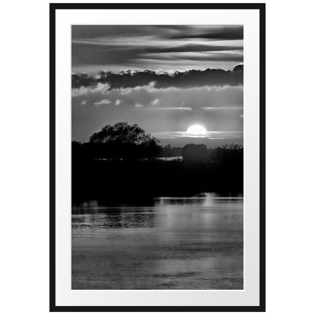 Gerahmtes Poster Sonnenuntergang über Fluss