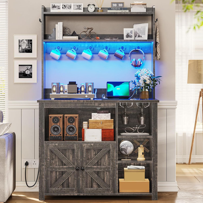 Armoire à café de 35,4 pouces, support de boulanger avec prise de courant et rangement, armoire de cuisine à micro-ondes avec huche, lumières DEL, porte-verre à vin et 8 crochets, gris