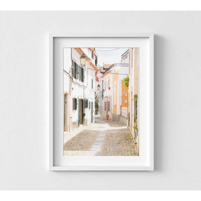 Cascais Alley, art mural: scène de rue vibrante