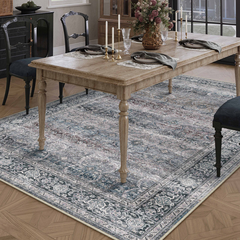 Luthien Elegant Vintage Floral Area Rug in Light Grey, Rectangle 5' x 7'