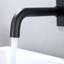 Robinet mural noir mat avec robinet de lavabo de salle de bain moderne