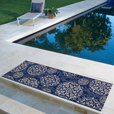 Tapis d'intérieur / extérieur en polypropylène tissé à plat à motif de médaillon beige / bleu marine Solterra Sovana