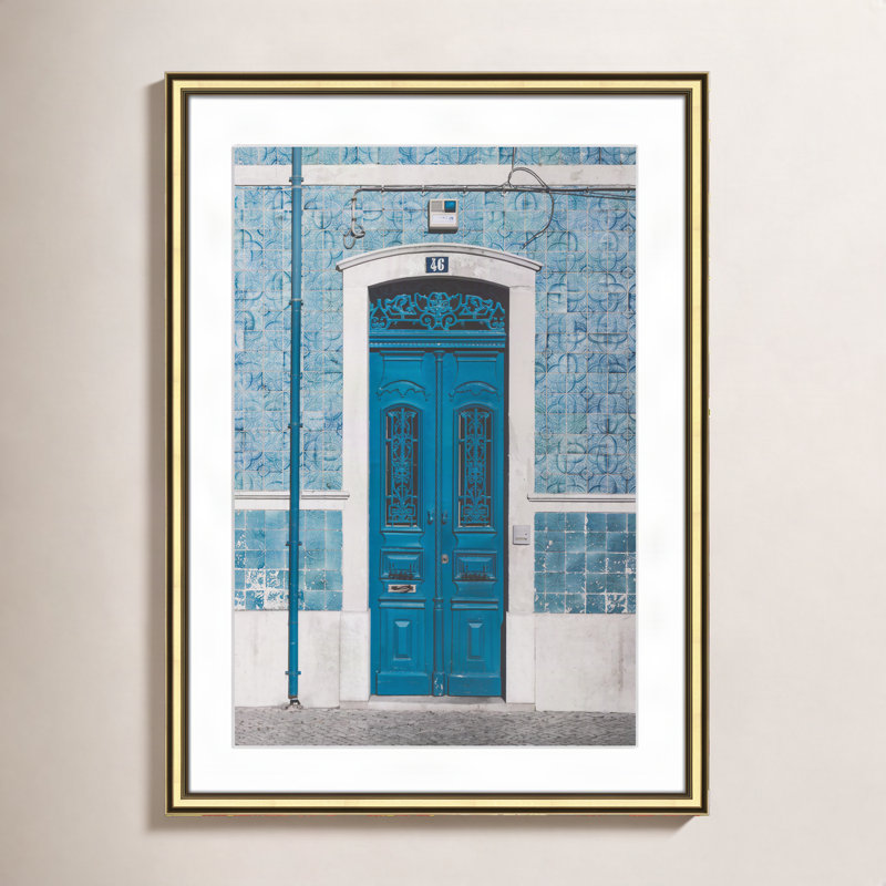 «Blue porte of Caldas De Rainha, Portugual» par Catarina Carvalho - photographie de cadre, Or
