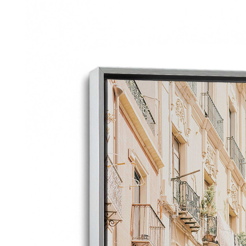 Alleyway Allure, reproduction sur toile, H 12,75 po x l 18,75 po x P 1,75 po, Cadre en chrome poli, 1