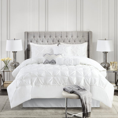 Édredon 7 pièces pour très grand lit - blanc avec détails: 1 édredon, 2 taies décoratives, 3 coussins décoratifs, jupe de lit, lavable, délice, coussins décoratifs de conception magnifique et froissé