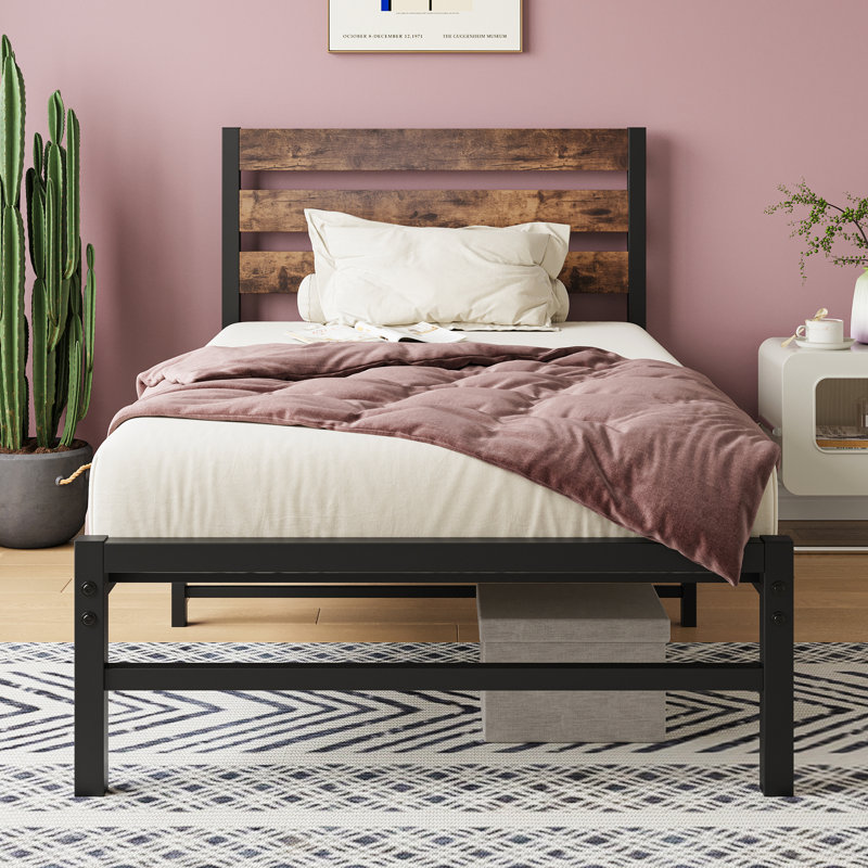 Base de lit plateforme avec tête de lit en bois rétro rustique, sommier à lattes en métal robuste