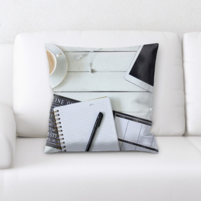 Coussin décoratif benevides coffee notebook sur un coussin de table