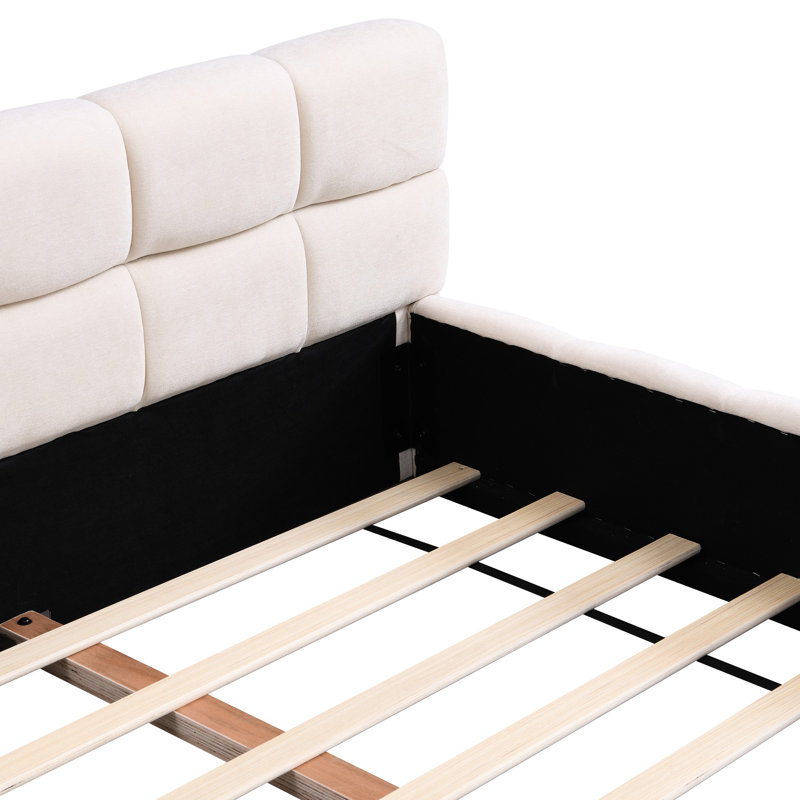 Lit en chenille beige avec motif en damier, doux et pour une nuit de sommeil tranquille, sans sommier tapissier