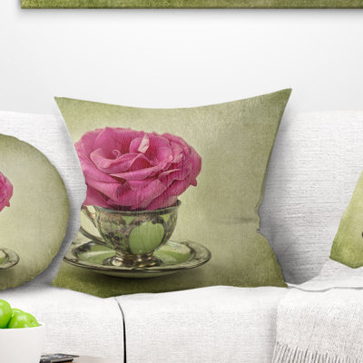 Rose rouge dans une tasse et une soucoupe - coussin à imprimé floral
