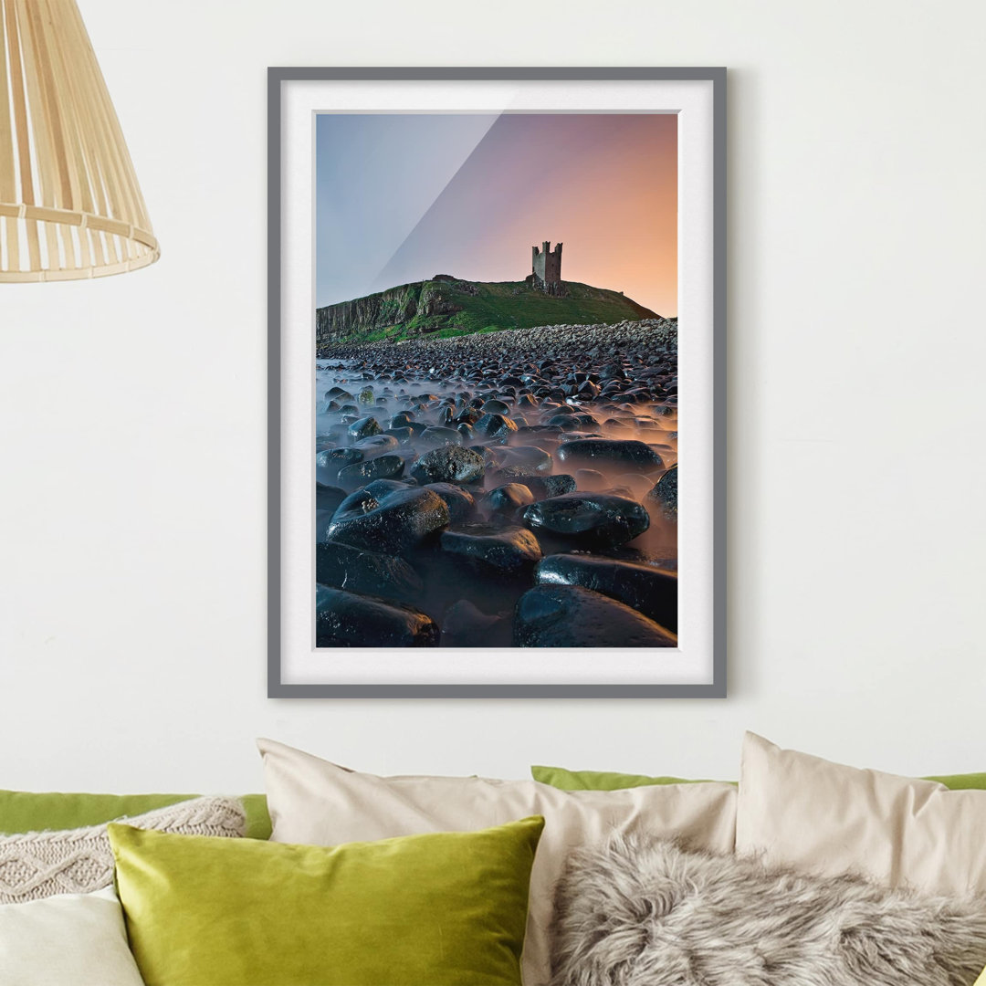 Gerahmtes Papierbild Sonnenaufgang mit Nebel bei Dunstanburgh Castle