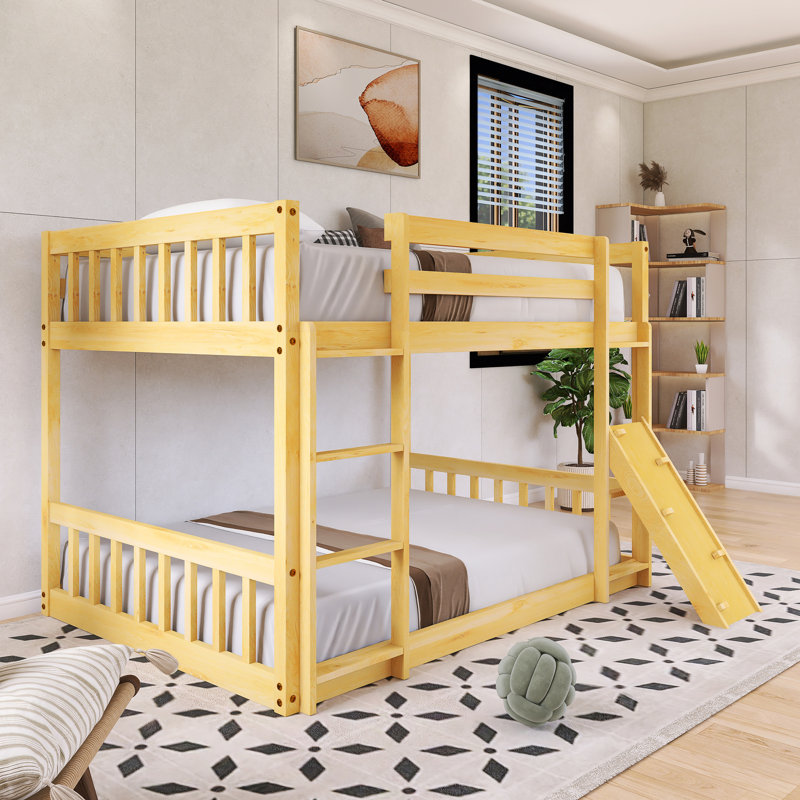 Lit superposé simple au-dessus d'un lit simple avec rampe d'escalade et échelle en bois, Naturel