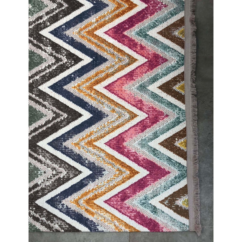 Tapis gris / vert / rouge en coton tissé à la machine Edrie, Rectangle 4 pi 11 po x 7 pi 7 po