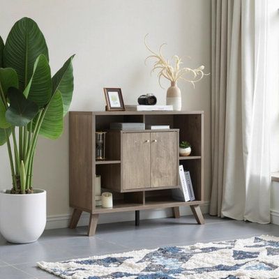 Buffet compact avec deux portes, quatre tablettes ouvertes, des poignées en métal et des pieds évasés en bois