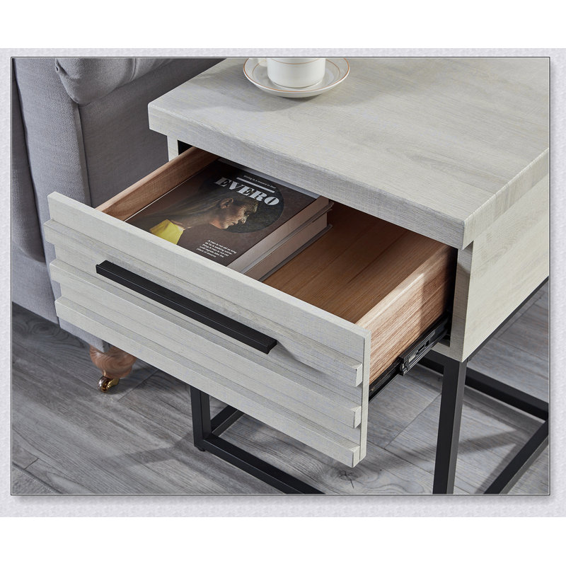 Ensemble de chambre rembourrée 3 pièces Belize, lit à oreilles capitonné avec deux tables de chevet blanches Belize