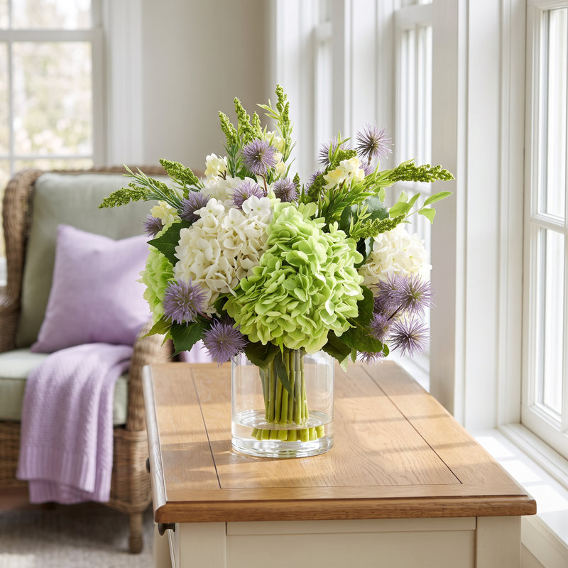 Faux floral avec hortensias, chardon et fleurs sauvages