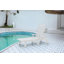 Chaise longue d'extérieur avec texture en bois, chaise longue surdimensionnée à 5 positions, PEHD, chaise longue de patio avec roues et porte-gobelet pour piscine, terrasse, bord de piscine, blanc