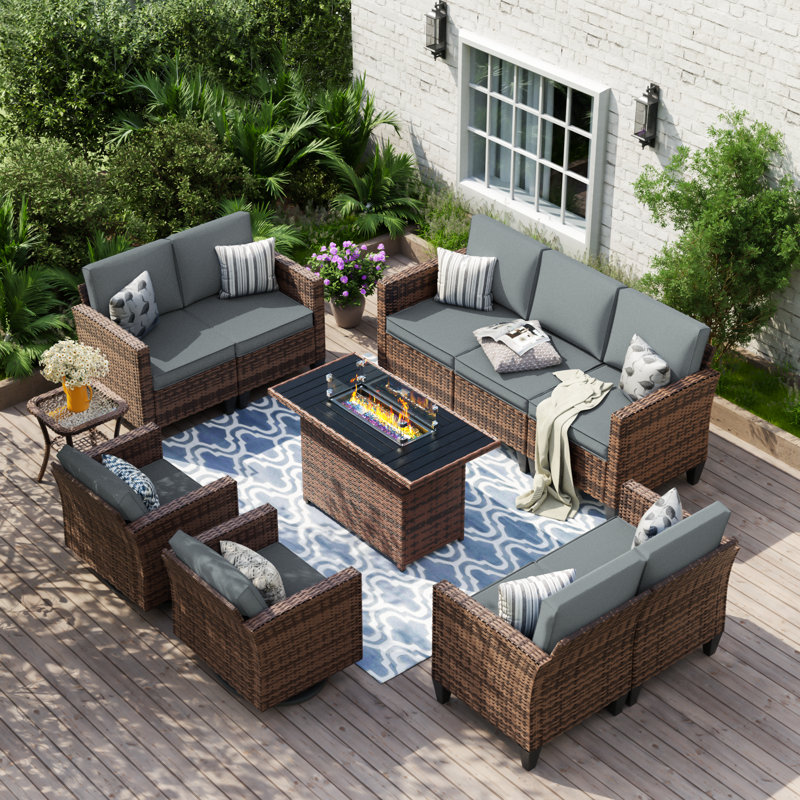 Canapé d'extérieur en rotin pour 9 personnes avec table de foyer et table d'appoint Kisner, Gris