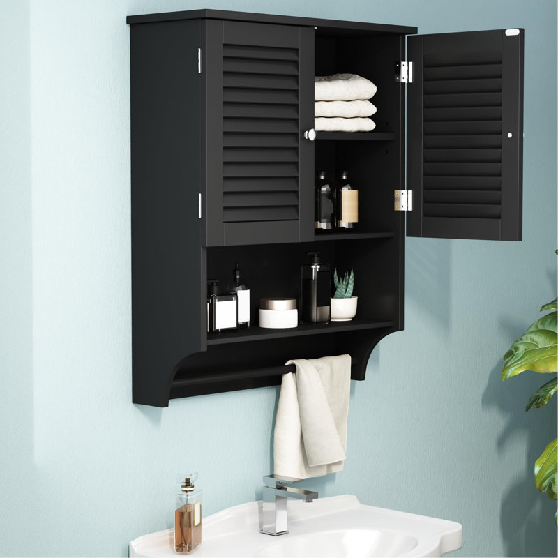Armoire de salle de bain murale avec portes à persiennes, tablette ouverte, tablettes réglables et barre à serviettes pour une meilleure organisation de la salle de bain