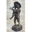 Petit garçon au chapeau tenant une statue de bronze en forme de mouton agneau, sculpture, décor classique, 15 po x 7 po