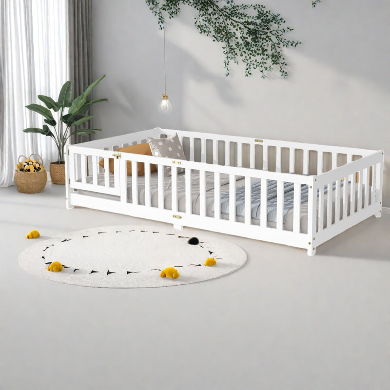 Lit simple au sol avec clôture et porte, lit en bois d'hévéa avec garde-corps de sécurité, blanc