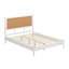 Structure de lit plateforme grand format avec tête de lit en rotin, lit en osier avec support en lattes de bois, style bord de mer bohème, aucun sommier tapissier requis-133410309-133410310