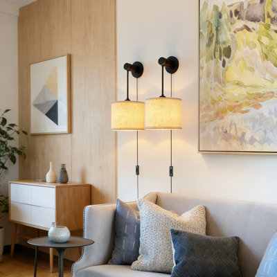 Ensemble de 2 appliques murales à brancher avec abat-jour en lin et bras en bois, éclairage mural rustique de campagne avec interrupteur marche / arrêt, cordon facile à installer pour la chambre à coucher, le salon et la décoration intérieure