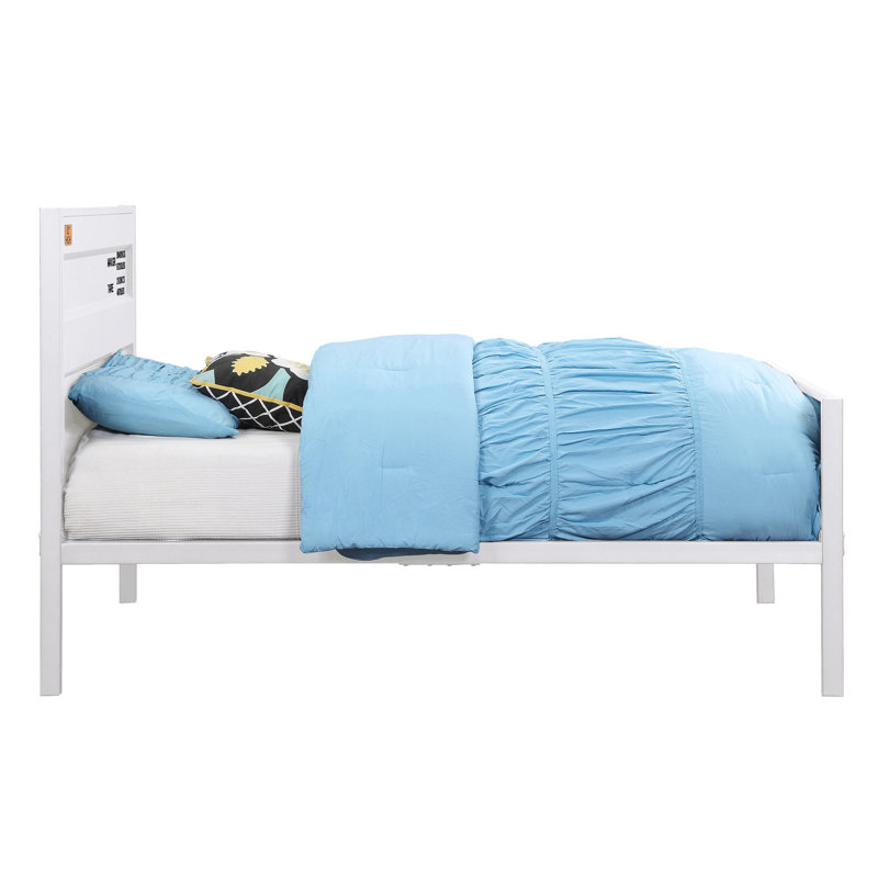 Lit plateforme contemporain blanc avec tête de lit en métal et structure à lattes