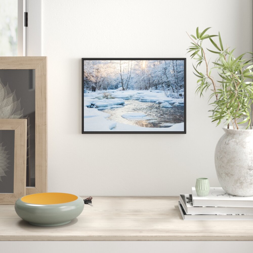 Gerahmtes Wandbild Bach in Winterlandschaft