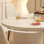 Table et chaises de salle à manger ovales de style crème-105858634