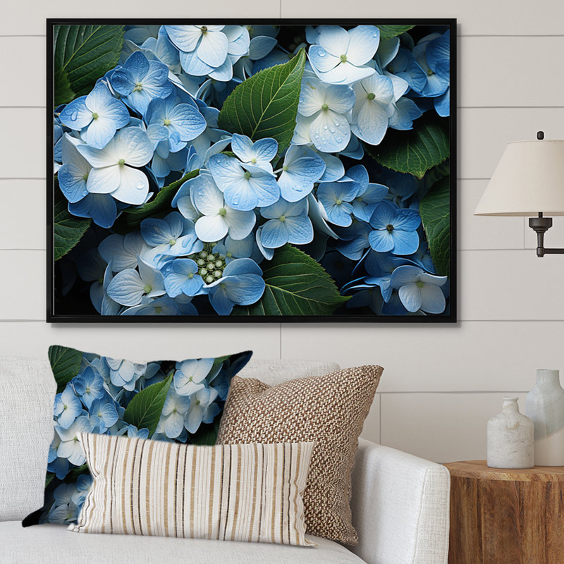 «Blue Hydrangea Field», vue aérienne sur toile, H 34 po x l 44 po x P 1,5 po, Cadre flottant noir