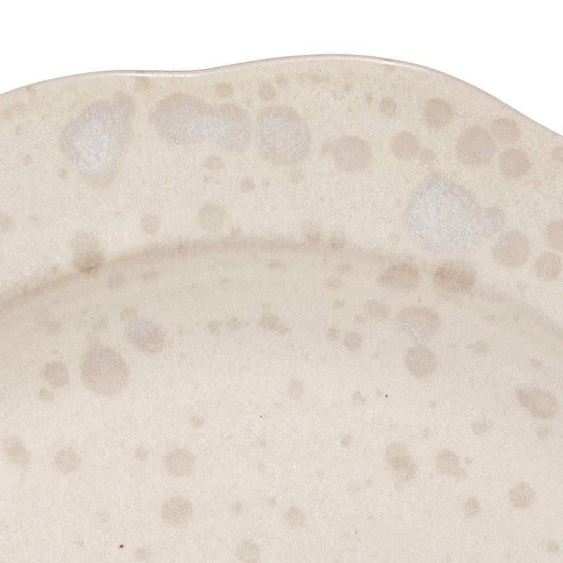 Assiettes festonnées en grès dans un glacis réactif