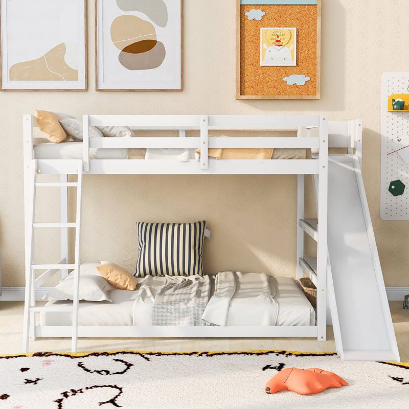 Lit superposé double au-dessus d'un lit double avec échelle, glissade et tablettes, peu encombrant et amusant pour les chambres d'enfants