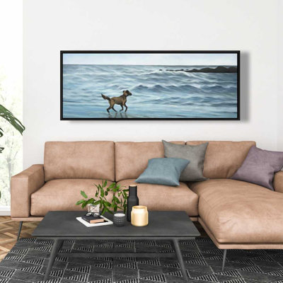 Chien sur la plage - décor de toile encadrée bleue de salon