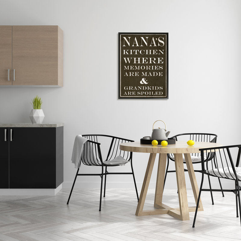 «Nanas Kitchen And Spoilé Grandkids Dark» par Daphne Polselli - impression, H 30 po x l 24 po, Giclée encadrée noir minuit